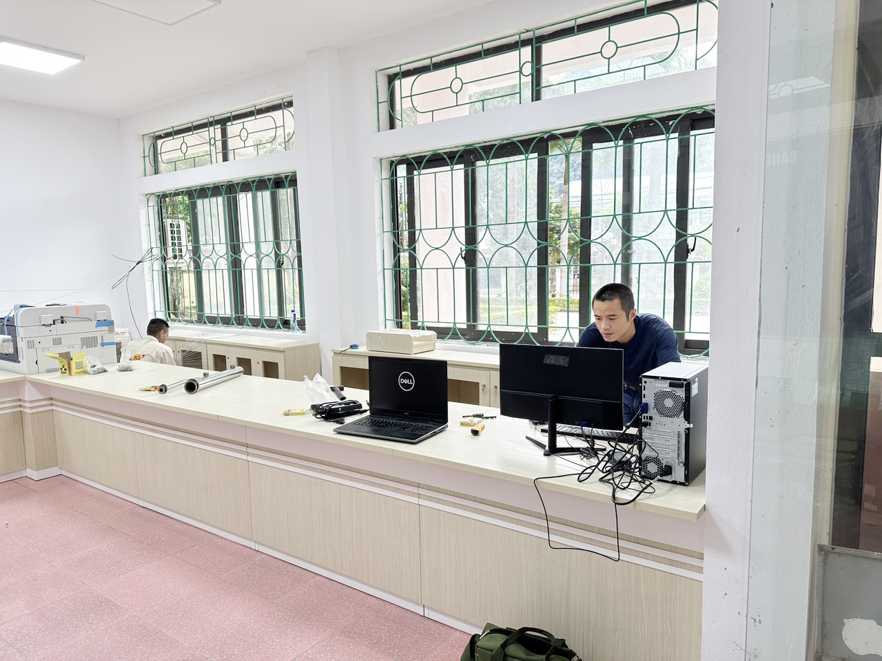 Lắp đặt bàn ghế văn phòng và máy tính cho huyện Hà Quảng